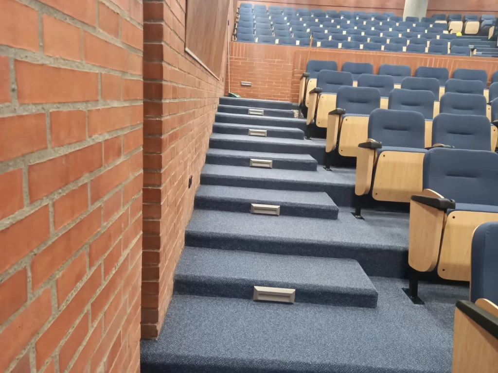 Alfombra en rollo para auditorios en la ciudad de Bogotá
